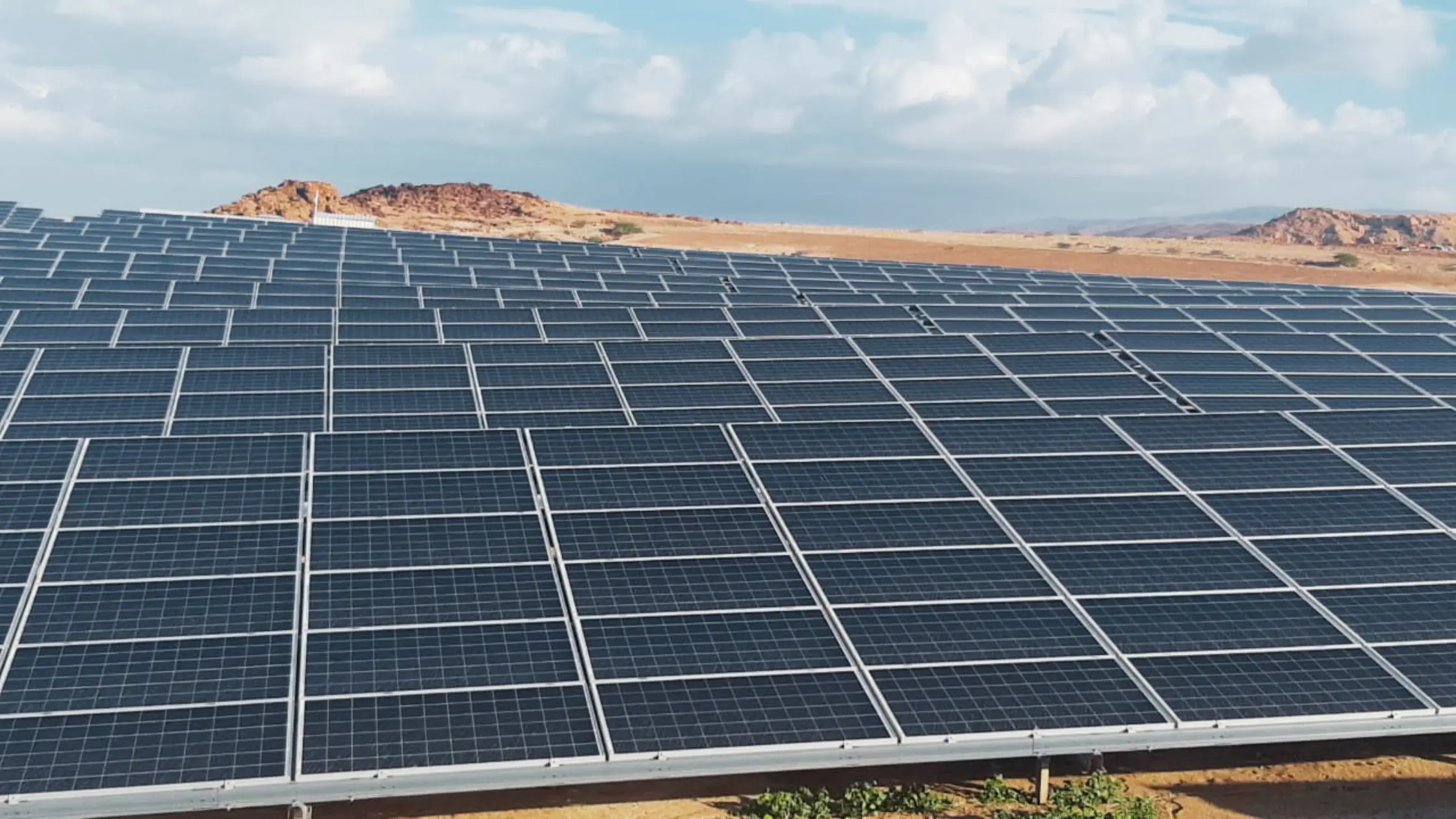 Magnelis structure mounted with bifacial solar panels in desert conditions