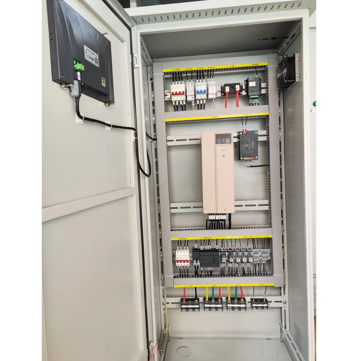 Solar pumping inverter cabinet